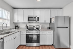 Condo, 1 giường cỡ queen và sofa giường (The Bungalows #1) | Bếp riêng