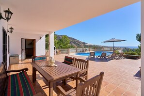 Outdoor dining - Villa 'Almachares , Nerja' with Sea View, Wi-Fi and Air Conditioning (Frigiliana)