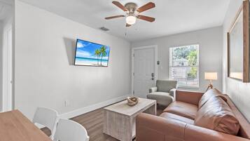 Condo, 1 giường cỡ queen và sofa giường (The Bungalows #4) | Khu phòng khách