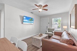 Condo, 1 giường cỡ queen và sofa giường (The Bungalows #4) | Khu phòng khách