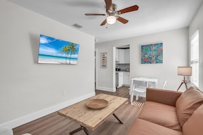 Condo, 1 giường cỡ queen và sofa giường (The Bungalows #5) | Khu phòng khách