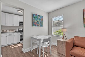 شقة - سرير كبير مع أريكة سرير (The Bungalows #5) | المنشأة من الداخل