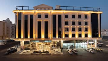 Overnatningsstedets facade – aften/nat