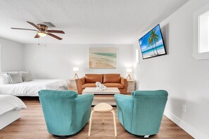 Estudio, varias camas (The Bungalows #10)