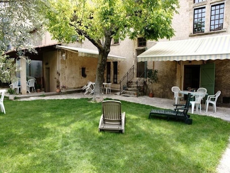 Outdoor dining. Holiday Home “Clarisse” with Mountain View, Shared Pool & Wi-Fi
