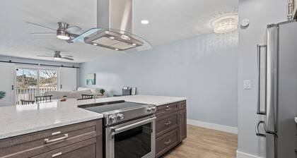 Island Oasis: Walk to Downtown, Bike to Beach