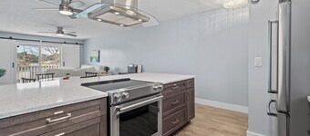 Island Oasis: Walk to Downtown, Bike to Beach