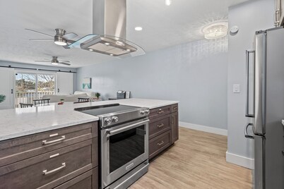 Island Oasis: Walk to Downtown, Bike to Beach