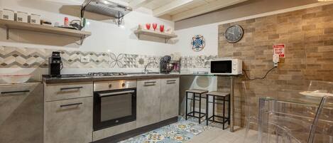 Réfrigérateur, micro-ondes, four, plaque de cuisson