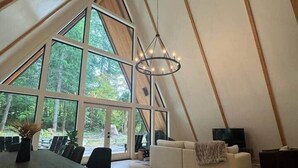 Un loft amplio con techos altos, ventanas grandes, una zona de comedor y una sala de estar acogedora.
