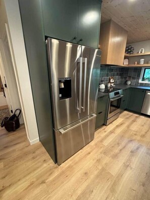 ثلاجة، ميكروويف، فرن، موقد طهي مسطح