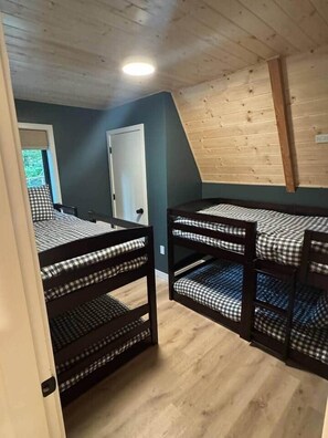 3 عدّة غرف نوم ومكتب وواي فاي مجانًا وملاءات أسرّة