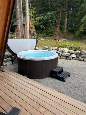 Bañera de hidromasaje al aire libre