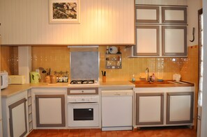 冷蔵庫、電子レンジ、オーブン、コンロ