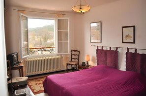 4 bedrooms, iron/ironing board, WiFi - Holiday Home 'Marion' with Shared Pool, Private Terrace & Wi-Fi (Allemagne-en-Provence)