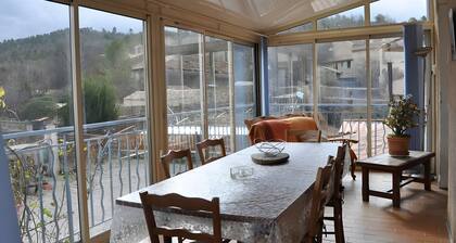 Maison de Vacances 'Marion' avec Piscine Partagée, Terrasse Privée et Wi-Fi