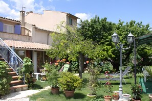 المنطقة المحيطة بالمنشأة