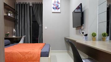 Tabla de planchar con plancha, wifi, ropa de cama