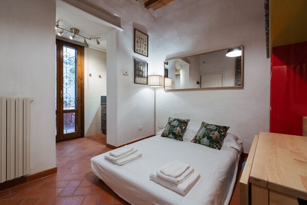 2 bedrooms, iron/ironing board, Internet, bed sheets