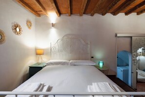 2 slaapkamers, een strijkplank/strijkijzer, internet, beddengoed