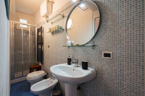 Regadera, secadora de cabello, bidet, toallas 
