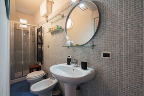 Séchoir à cheveux, bidet, serviettes fournies, savon