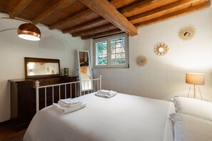 1 habitación, tabla de planchar con plancha, internet y ropa de cama 