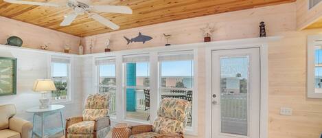 Family House, 4 Bedrooms, Pets Allowed, Ocean View | Living area