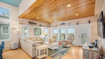 Family House, 4 Bedrooms, Pets allowed, Ocean View | Living area