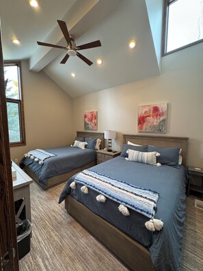 3 bedrooms, iron/ironing board, free WiFi, bed sheets