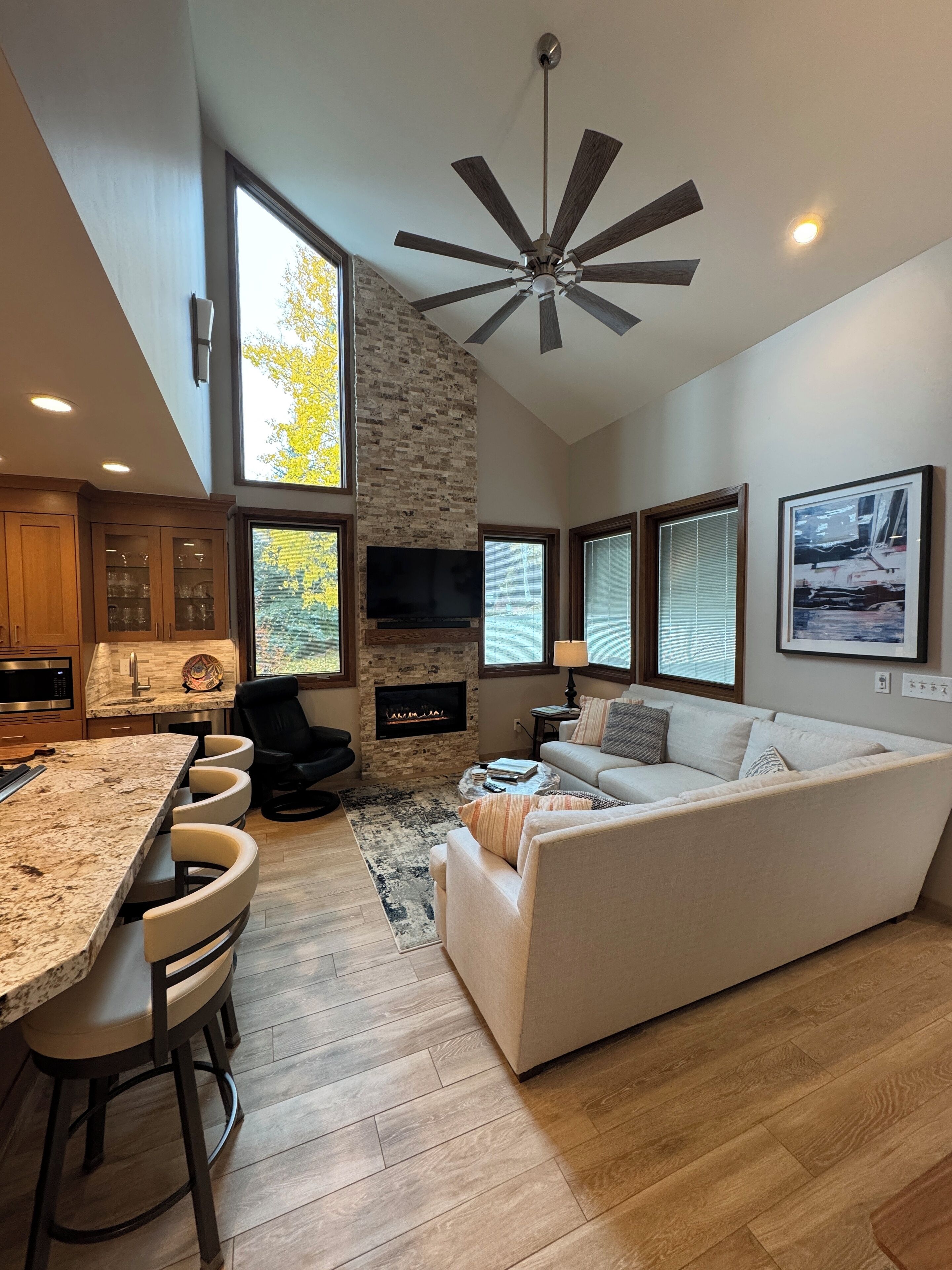 Smart-tv, een open haard, tafelvoetbal en een tafeltennistafel