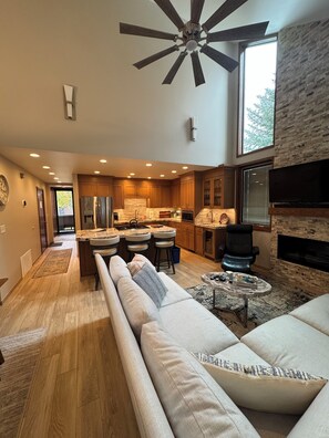 تلفزيون ذكي، مدفأة، كرة قدم الطاولة، تنس طاولة