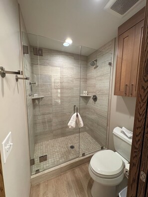 Douche, sĂšche-cheveux, serviettes fournies, savon