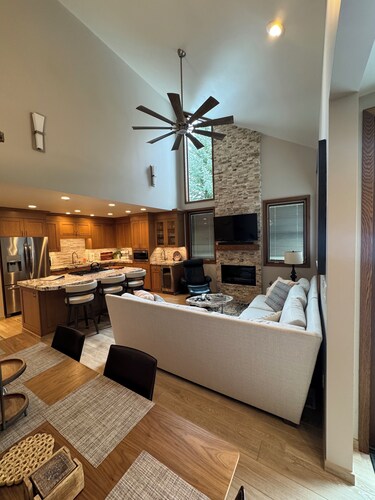 Family Sized Charming Mountain Condo- Minutes walk to resort