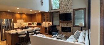Family Sized Charming Mountain Condo- Minutes walk to resort