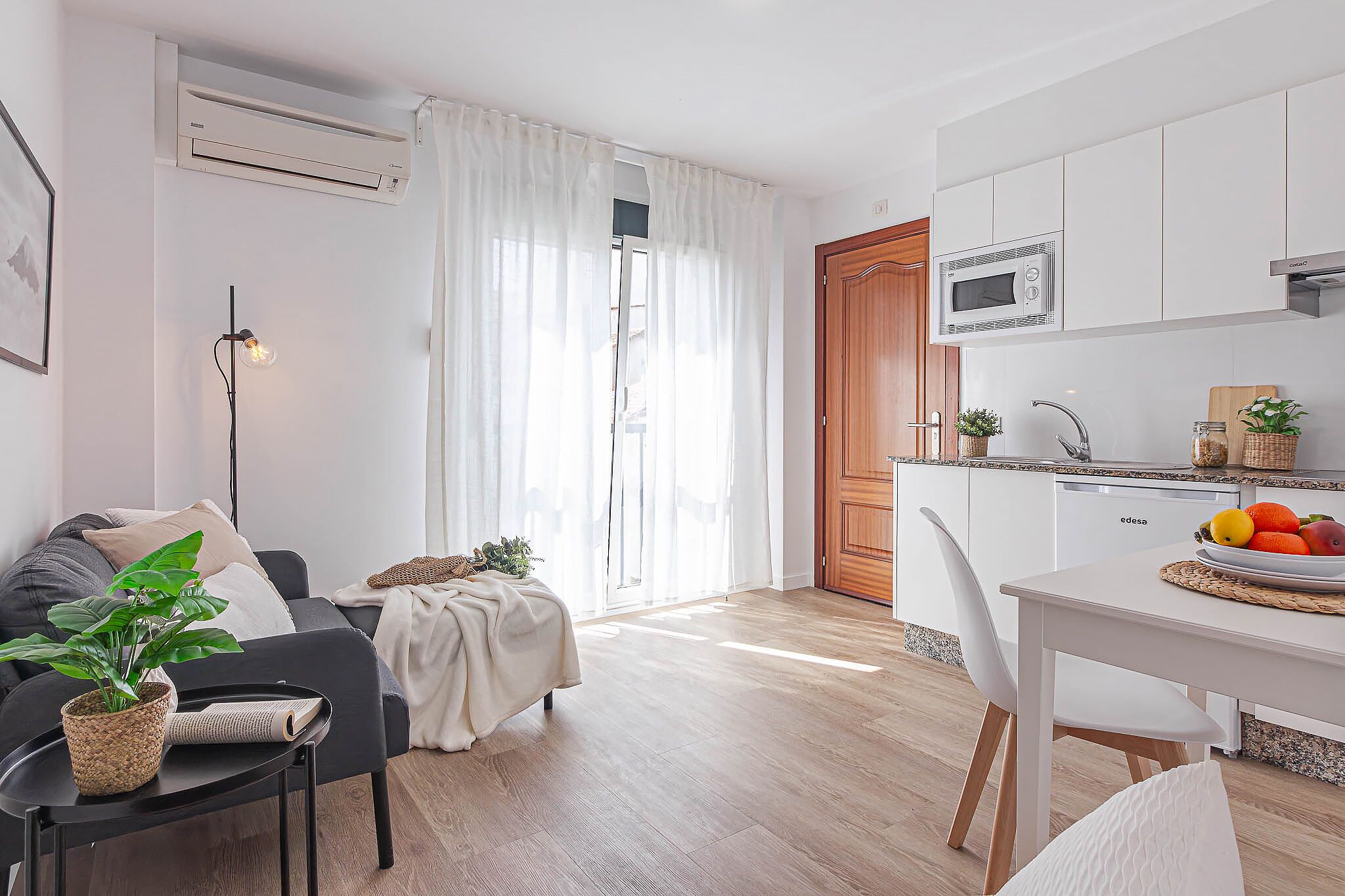 Apartment, 1 Bedroom | Ruang tamu | 22 inci televisyen skrin rata dengan digital 