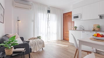 Apartment, 1 Bedroom | Ruang tamu | 22 inci televisyen skrin rata dengan digital