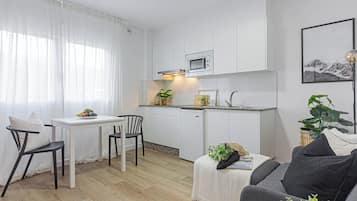 Appartement, 1 slaapkamer | Woonkamer | Een 22-inch flatscreentelevisie met digitale zenders