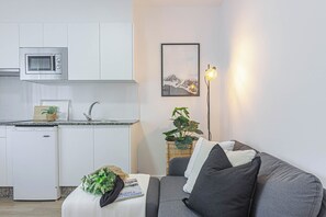 Appartement, 1 slaapkamer | Woonkamer | Een 22-inch flatscreentelevisie met digitale zenders