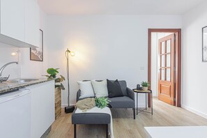 Apartamento, 1 habitación | Sala de estar | Televisión de pantalla plana de 22 pulgadas con canales digitales