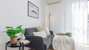 Căn hộ, 1 phòng ngủ | Phòng khách | TV màn hình phẳng 22-inch có truyền hình kỹ thuật số