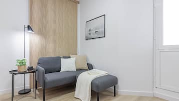 Appartement, 1 slaapkamer | Woonkamer | Een 22-inch flatscreentelevisie met digitale zenders