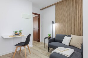 Apartamento, 1 habitación | Sala de estar | Televisión de pantalla plana de 22 pulgadas con canales digitales