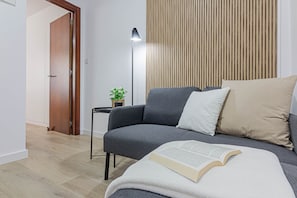 อพาร์ทเมนท์, 1 ห้องนอน | ห้องนั่งเล่น | ทีวีจอแบน 22 นิ้ว พร้อมช่องดิจิตอล