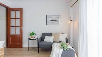 Appartement, 1 slaapkamer | Woonkamer | Een 22-inch flatscreentelevisie met digitale zenders