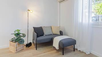 Apartemen, 1 kamar tidur | Ruang keluarga | Televisi layar datar 22-inci dengan saluran TV digital