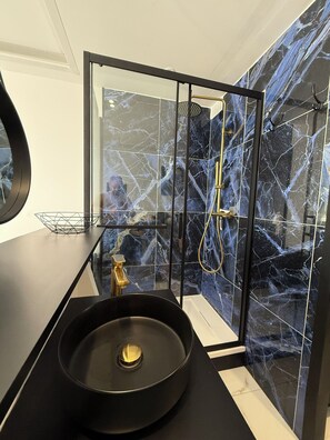 Secador de cabelo, toalhas de banho