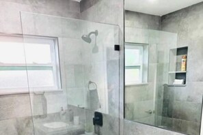 Secador de cabelo, toalhas de banho, sabonete, papel higiênico