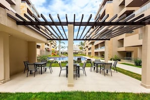 Outdoor dining - Luxury Studio in Cabo San Lucas! Great Location, Pool, Gym & Paddle Court Access (Cabo San Lucas)