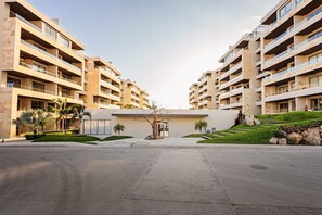 Exterior - Luxury Studio in Cabo San Lucas! Great Location, Pool, Gym & Paddle Court Access (Cabo San Lucas)